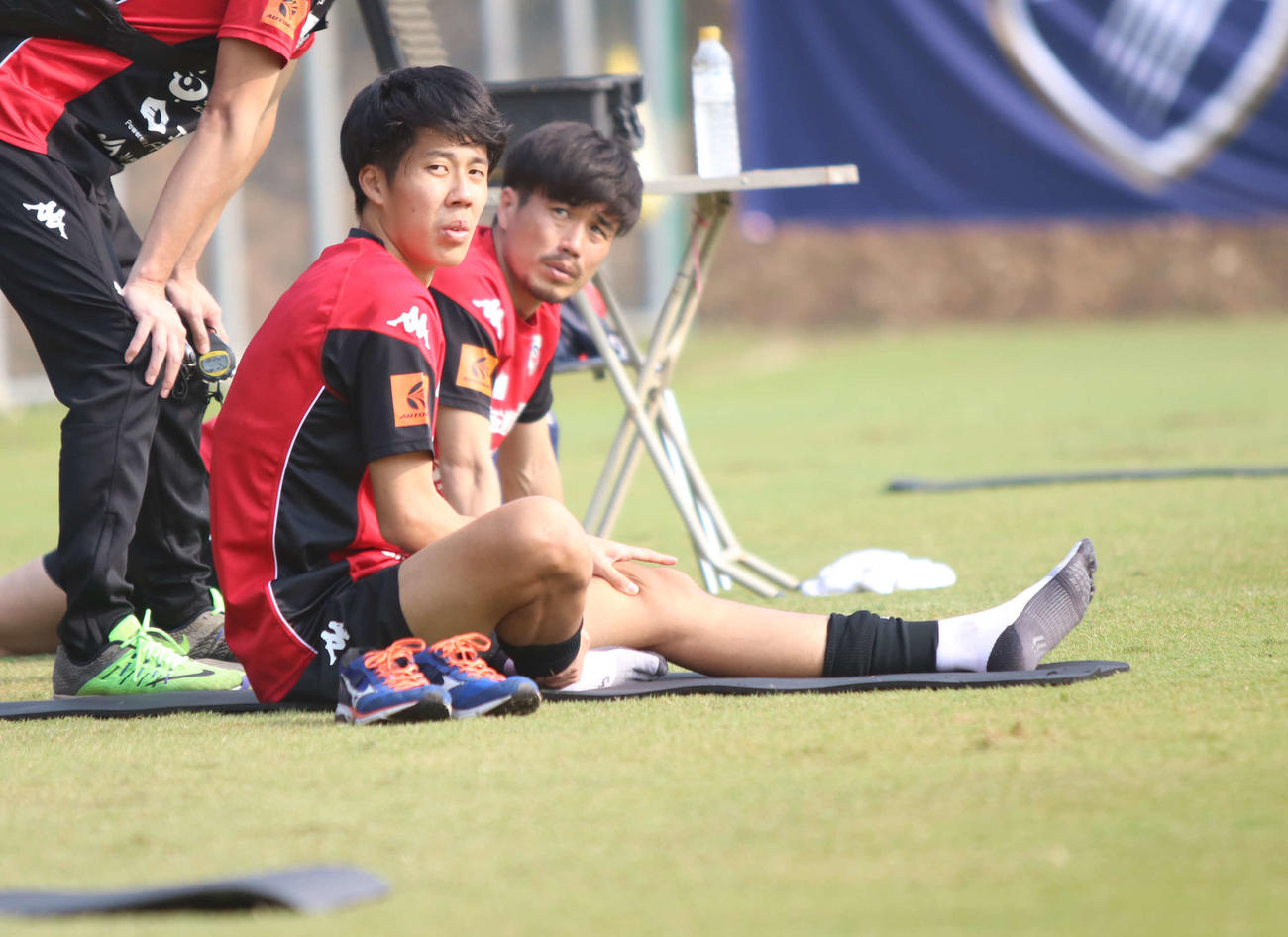 ストレッチする札幌DF田中（左）（撮影・西塚祐司）