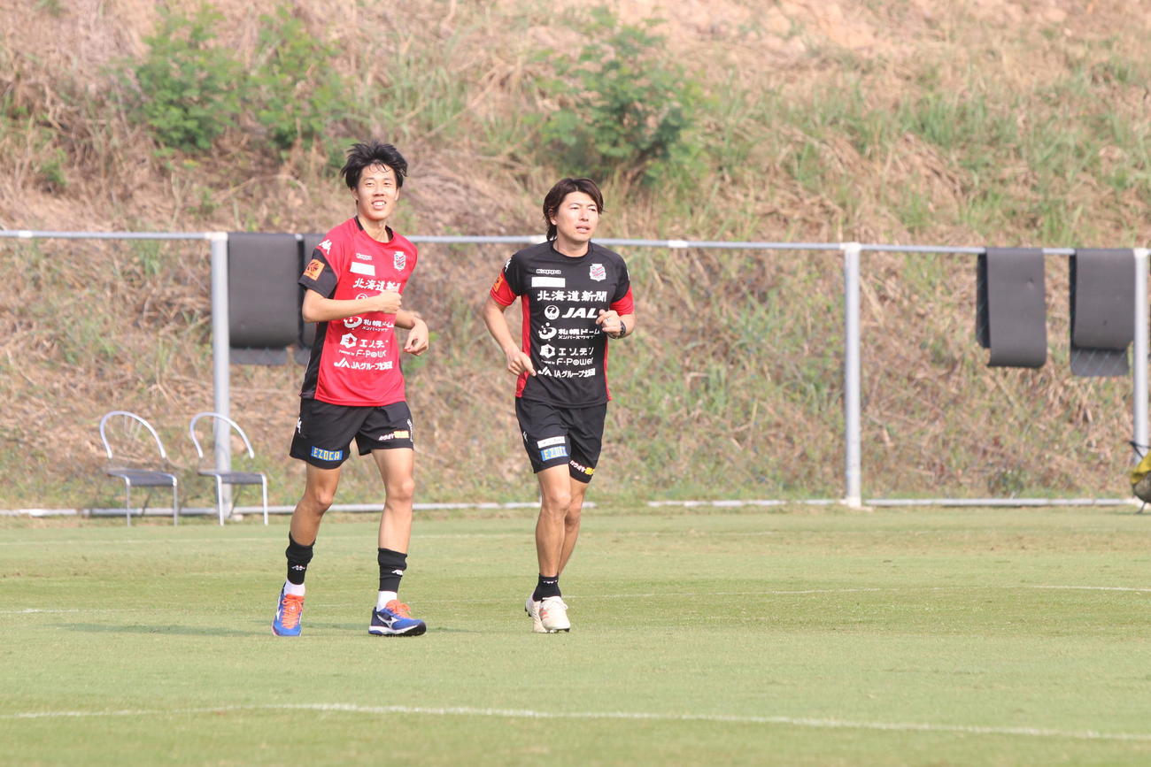 ランニングする札幌DF田中（左）（撮影・西塚祐司）