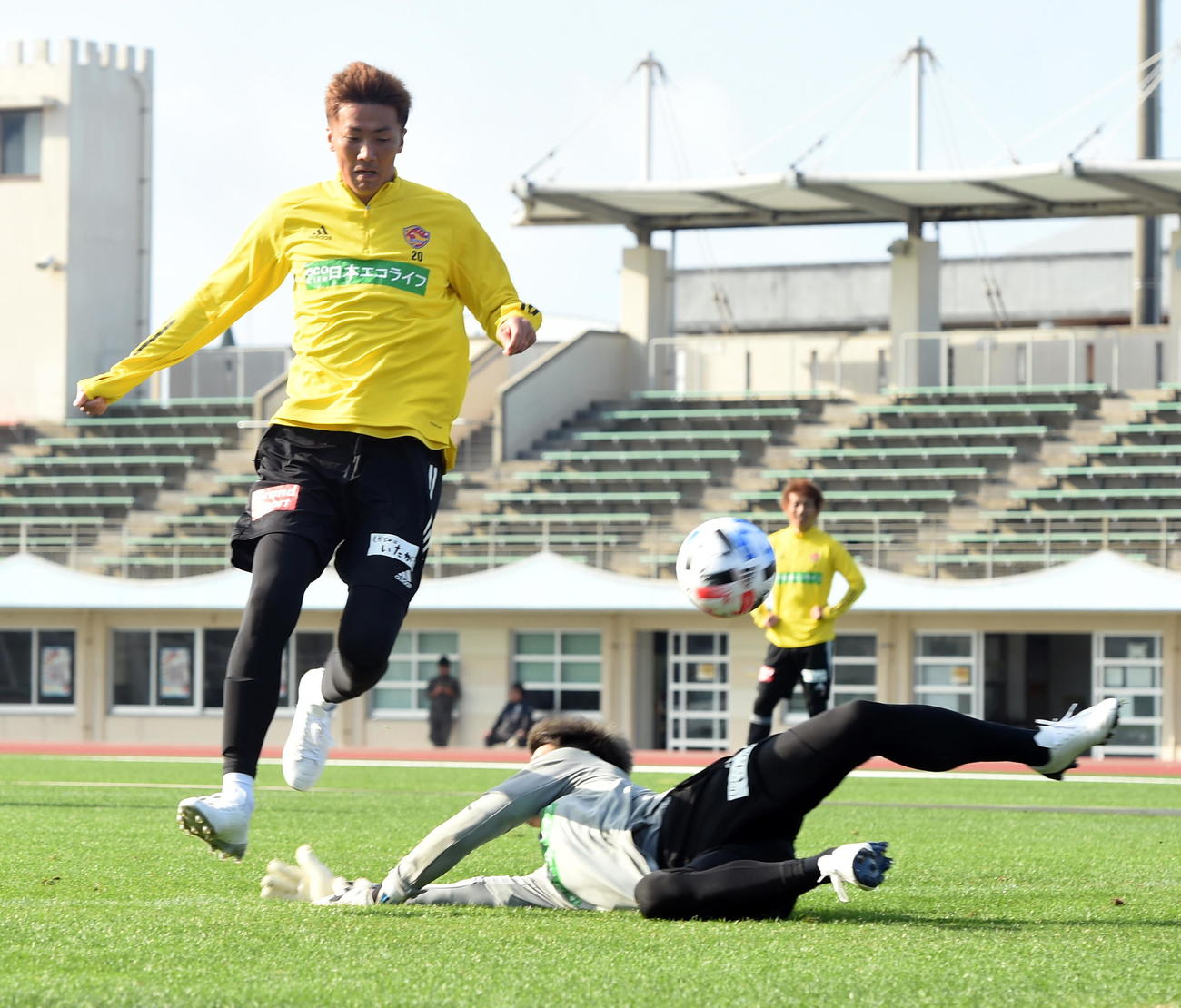 GKをかわしながらシュートを放つ仙台FW長沢（左）