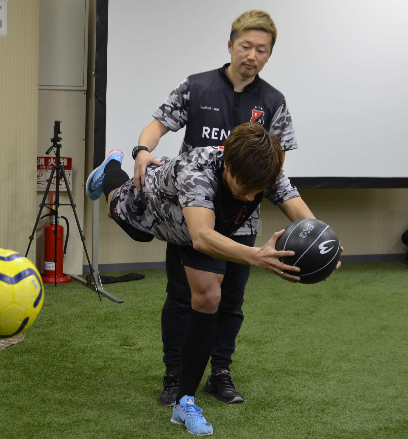 学生と共にトレーニングする横浜のMF大津（撮影・松尾幸之介）