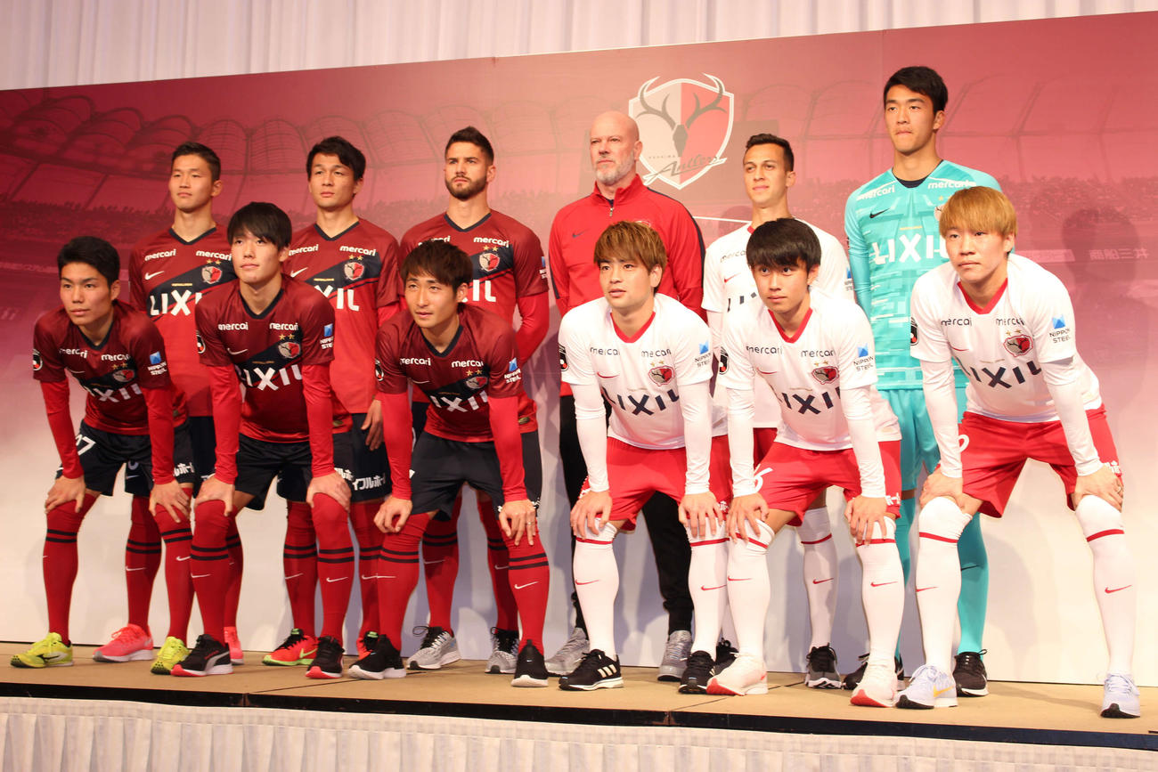 鹿島の新体制発表会見に登壇したザーゴ新監督（後列右から3人目）ら