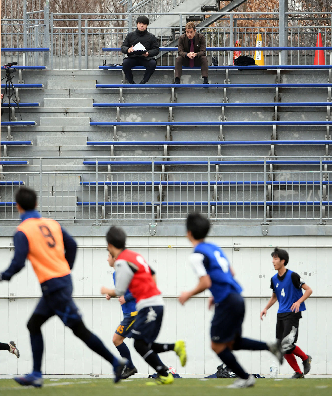 自ら立ち上げたサッカーチーム「One　Tokyo」のトライアウトに訪れた発起人の本田圭佑（上右）（撮影・たえ見朱実）