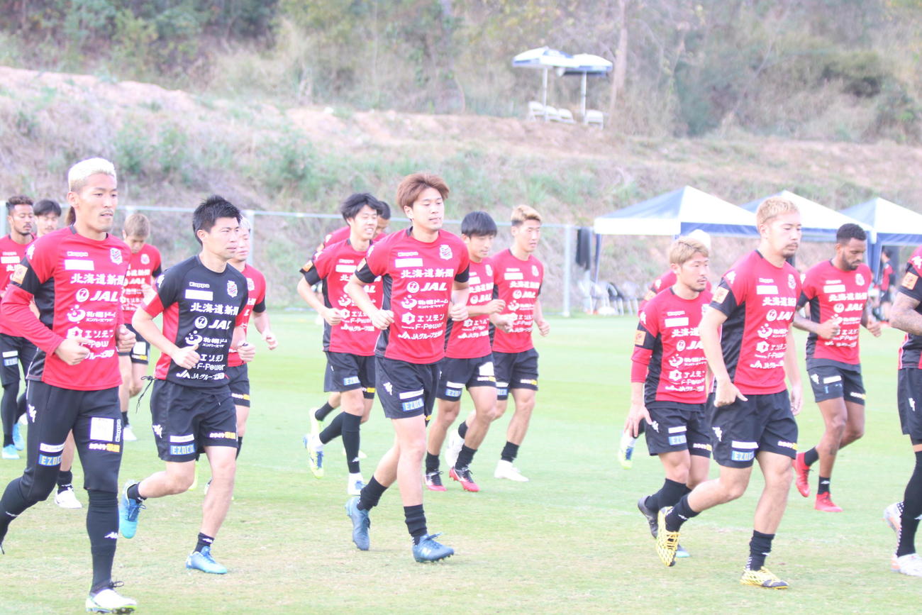 午後練習でランニングする札幌の選手たち（撮影・西塚祐司）