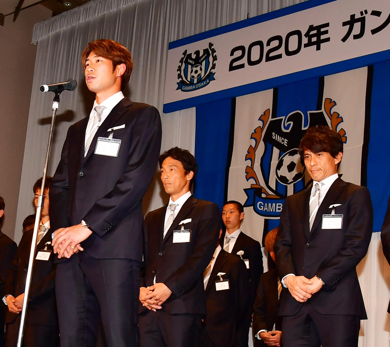 大阪市内でのG大阪オフィシャルパーティーであいさつする三浦弦太（撮影・清水貴仁）＝2020年1月24日、リーガロイヤルホテル大阪