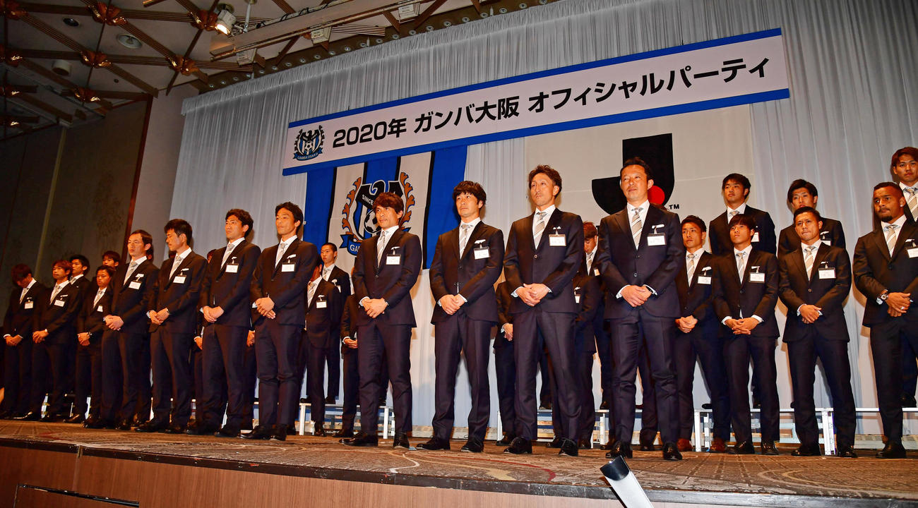 G大阪オフィシャルパーティーで紹介される宮本監督（中央）らイレブン（撮影・清水貴仁）