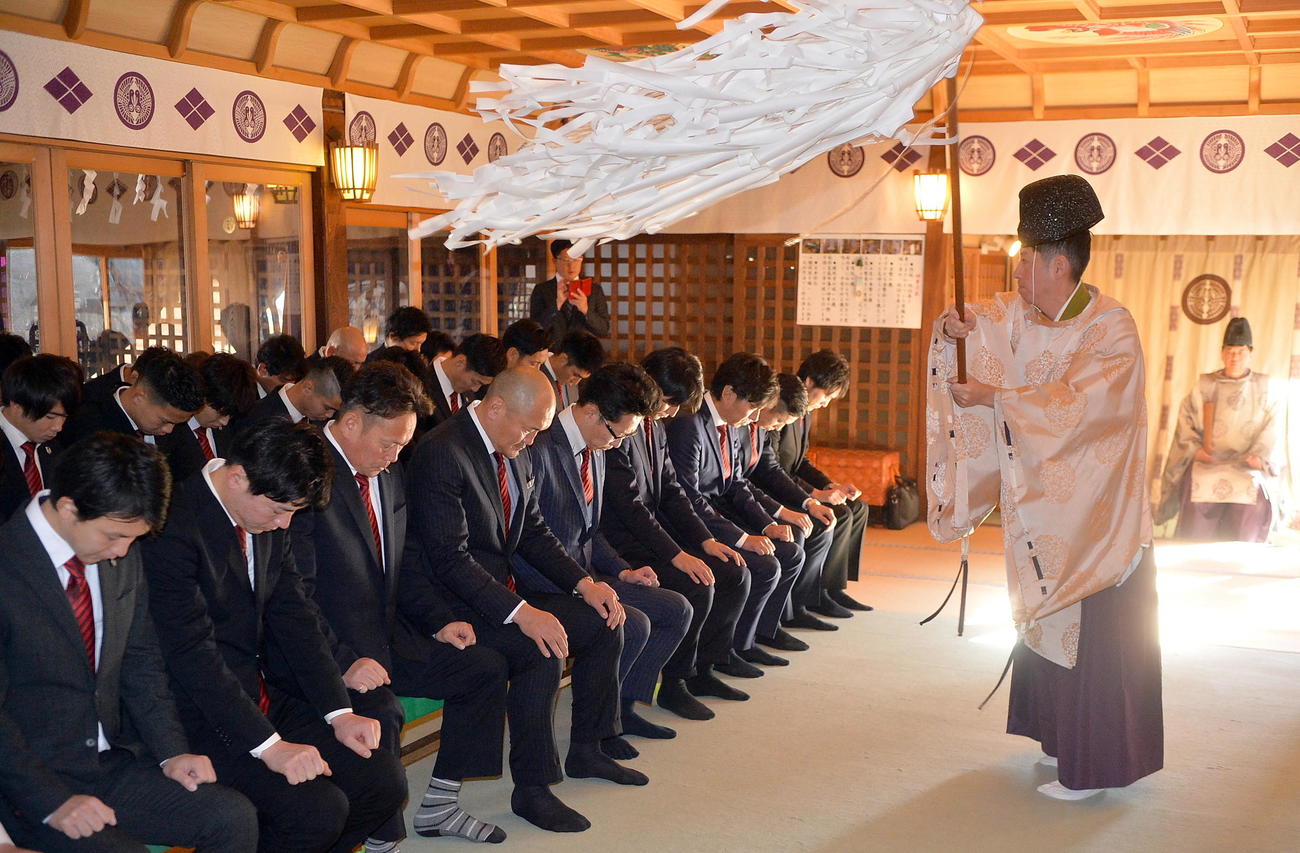 桜山神社で必勝を祈願するJ3岩手の秋田監督（中央）や選手たち（撮影・鎌田直秀）