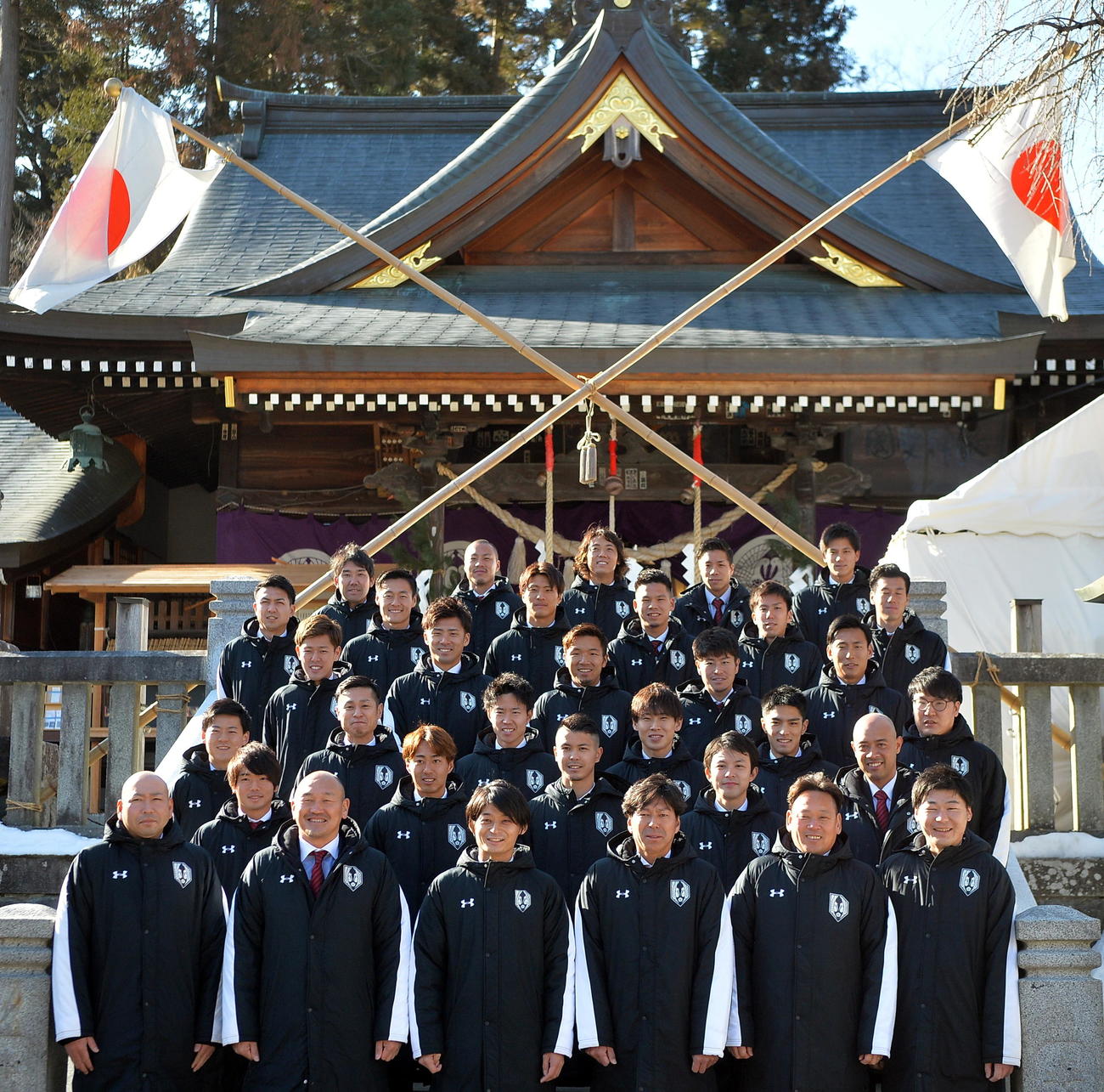 桜山神社で必勝祈願を行ったJ3岩手の秋田監督（前列左から2人目）や選手たち（撮影・鎌田直秀）