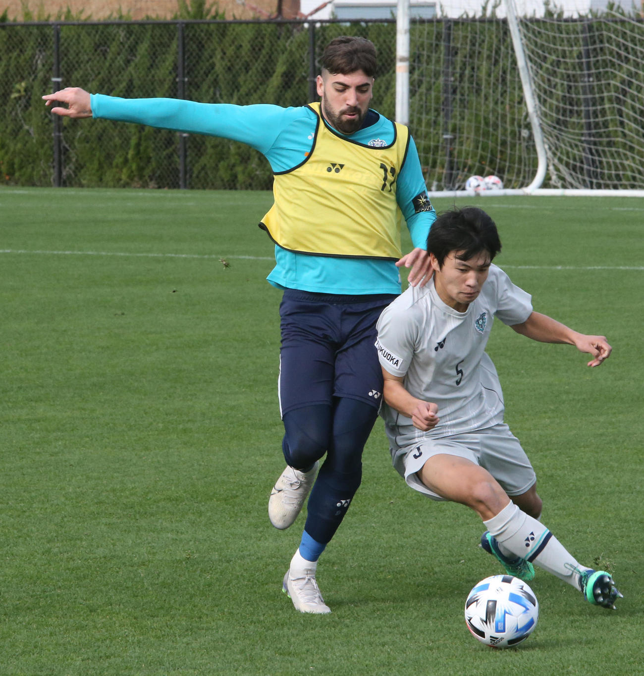 練習試合で福岡ユースの選手と競る福岡FWファンマ・デルガド（左）（撮影・菊川光一）