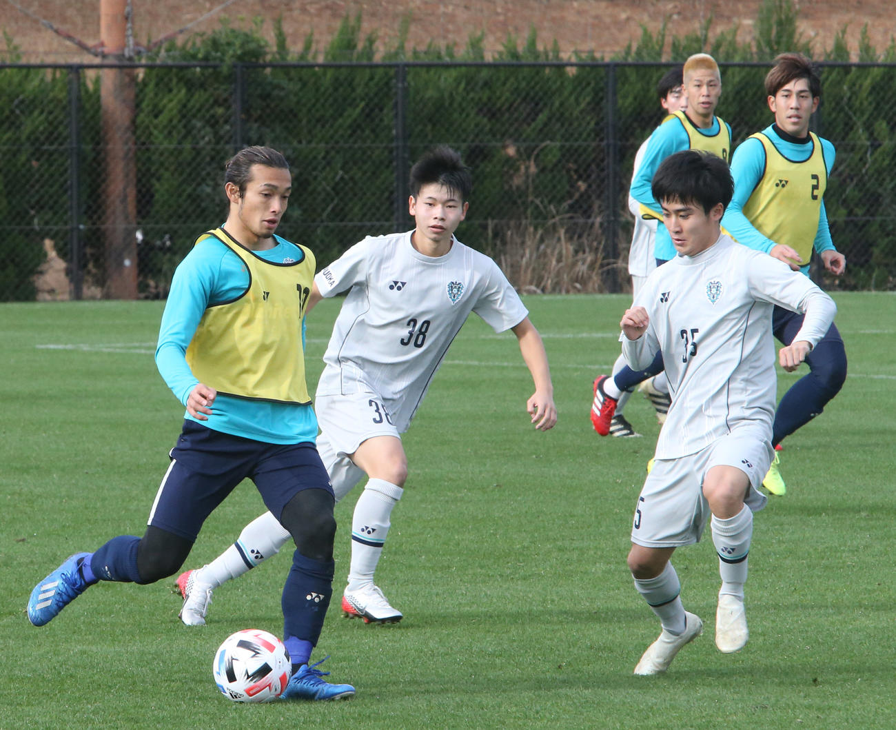 福岡ユースとの練習試合でパスを出す福岡MF増山朝陽（左）（撮影・菊川光一）
