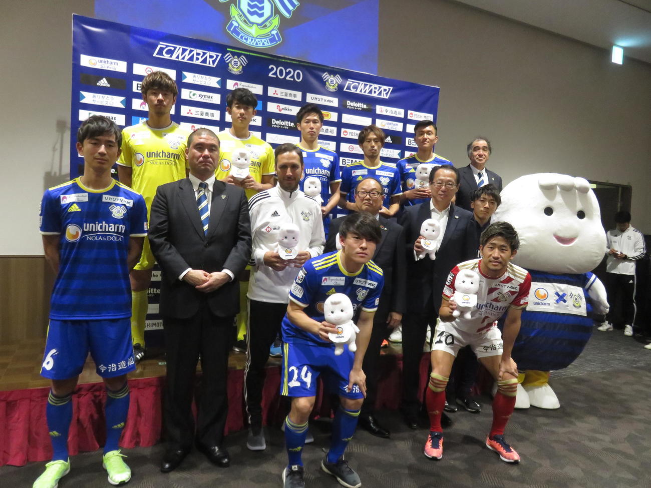 FC今治のシーズン方針発表会で新加入選手らと意気込みを語った岡田オーナー（中列右から2人目）