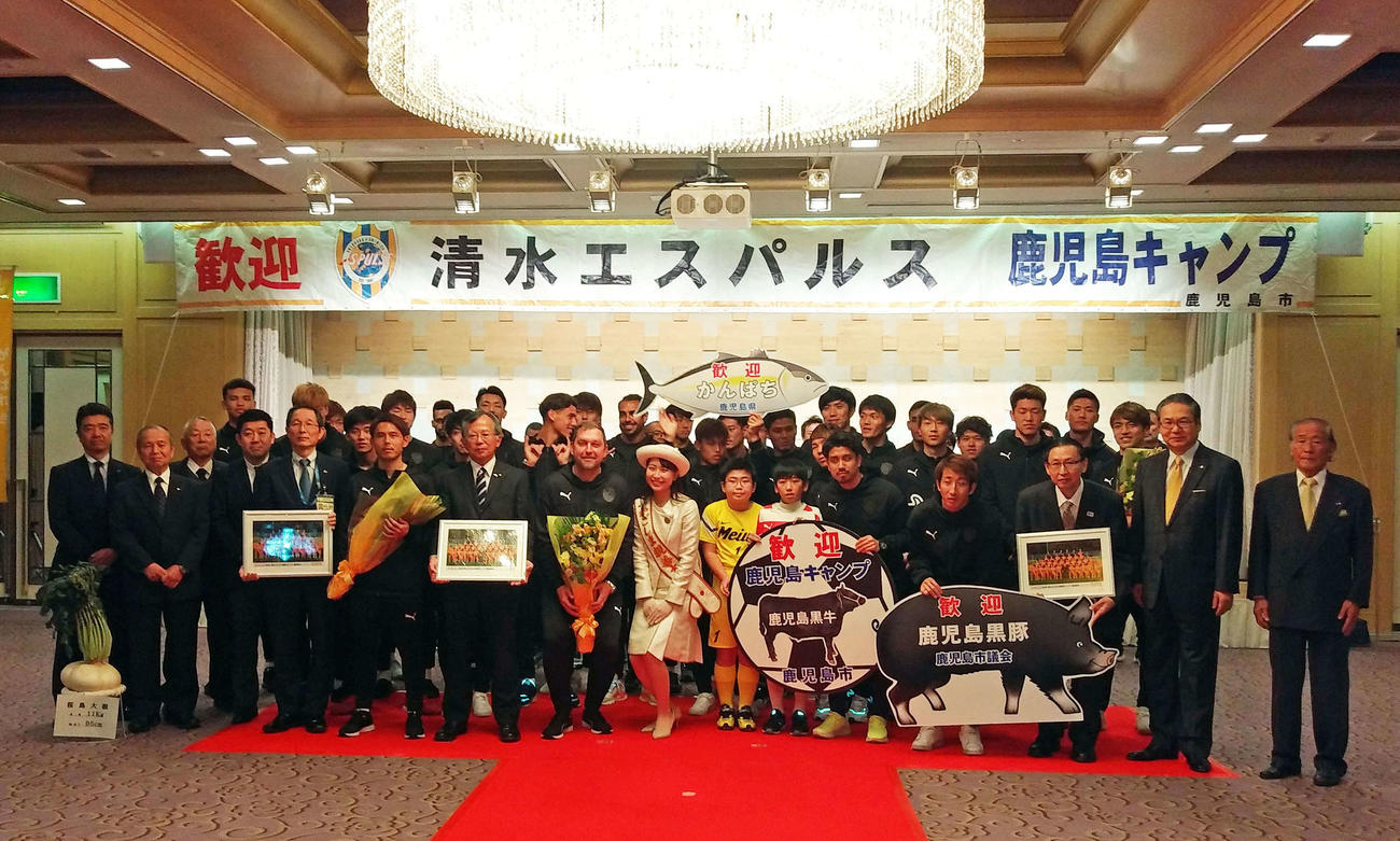 宿泊先で歓迎セレモニーに臨んだ清水の選手やスタッフら