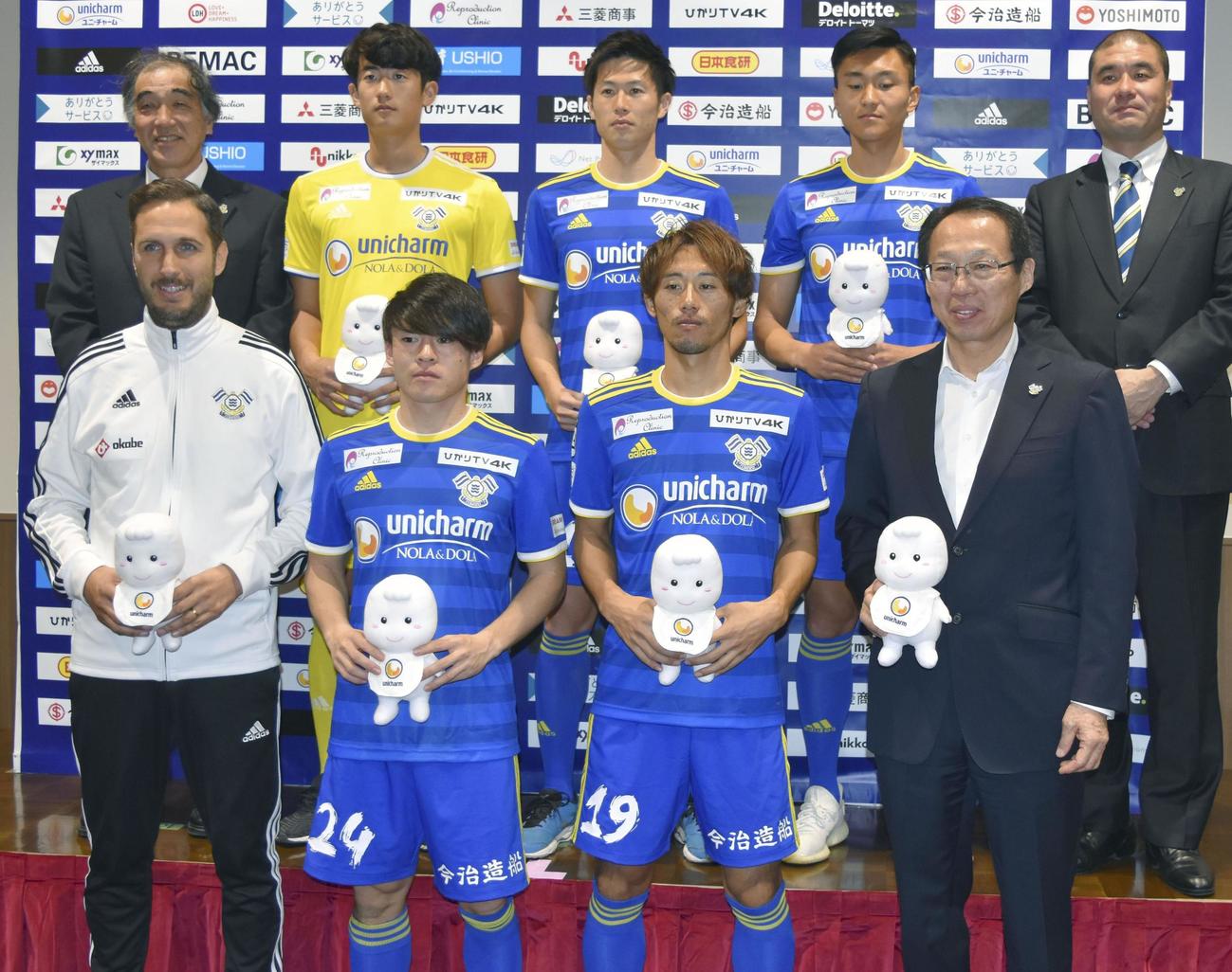 新加入選手らと並ぶFC今治の岡田武史会長（前列右端）とリュイス監督（同左端）（共同）