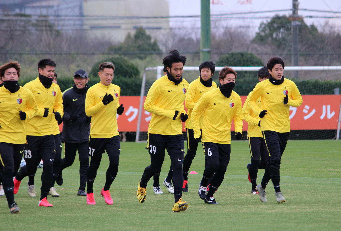 ランニングするDF犬飼（中央）、DF内田（右）ら鹿島イレブン