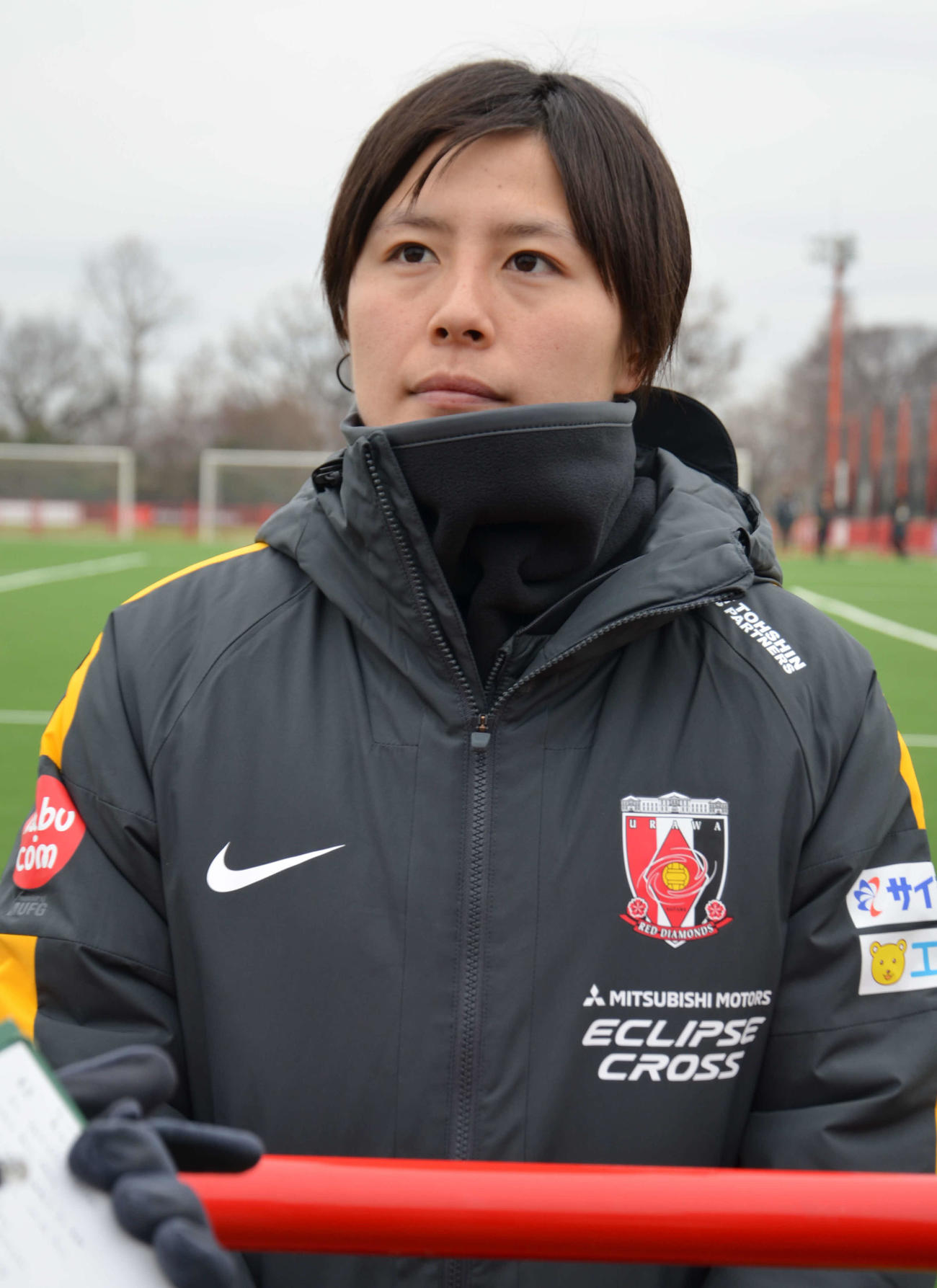 今季初練習を終え、取材に応じるMF猶本（撮影・松尾幸之介）