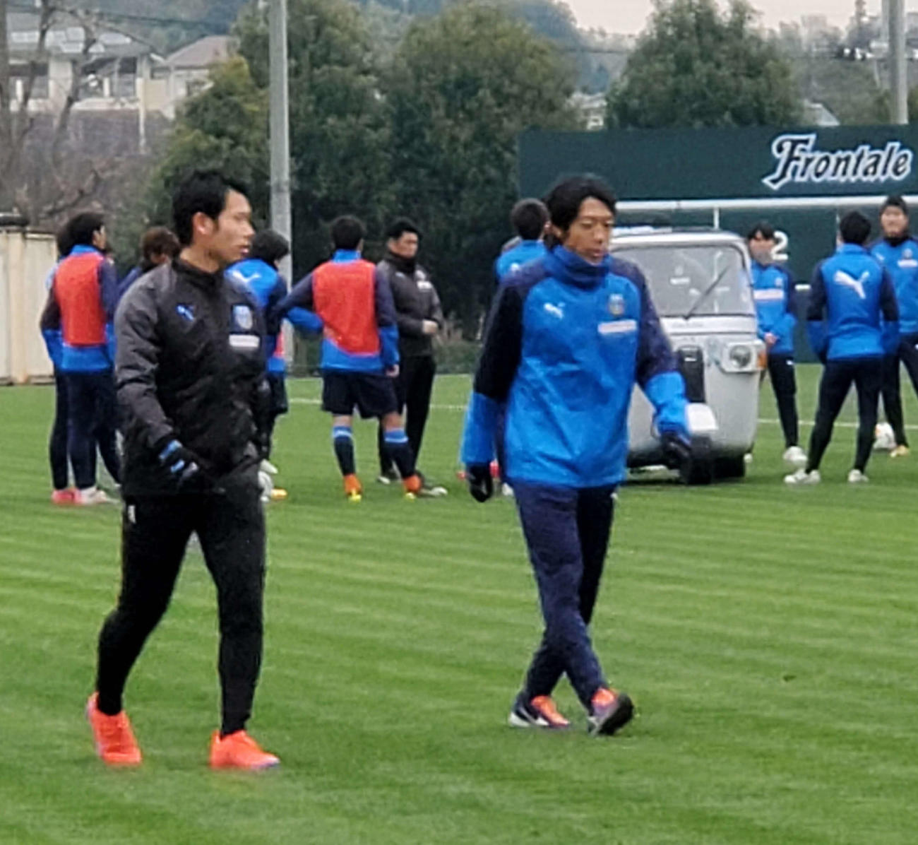 リハビリの一環で屋外でジョギングを行った川崎FのMF中村(右)