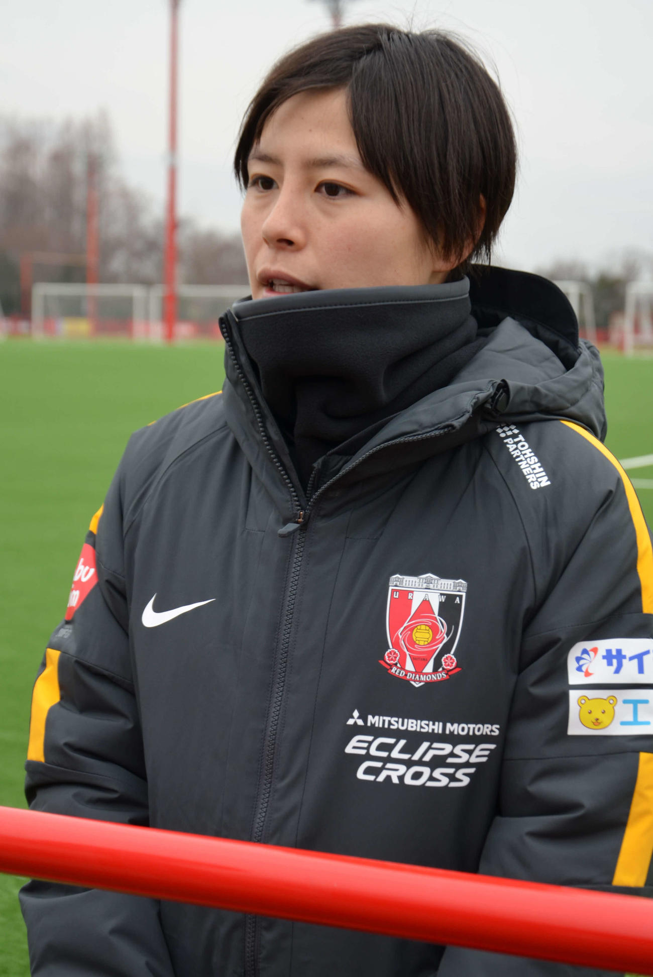 今季初練習を終え、取材に応じるMF猶本（撮影・松尾幸之介）