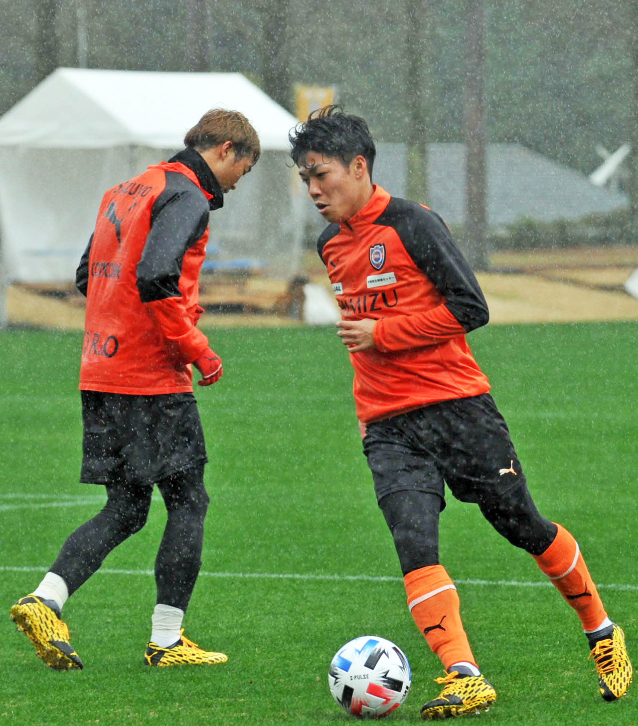 ドリブルする清水MF西沢健太（右）（撮影・古地真隆）