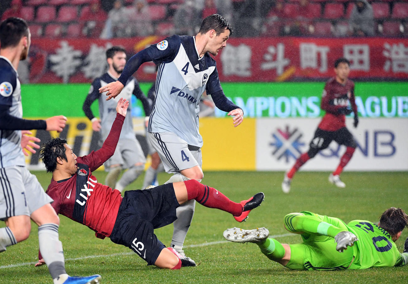 鹿島対メルボルン　後半、ゴール前に飛び込む伊藤翔（左）。右はメルボルンDFドナチー（撮影・たえ見朱実）