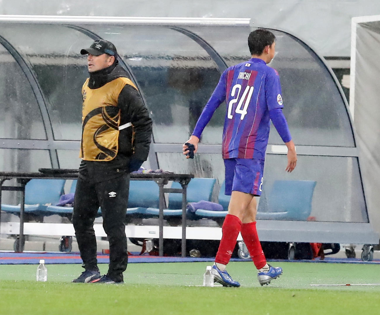 ACL東京対セレス・ネグロス　後半、相手とボールを競り合い反則でレッドカードを食らいベンチに引き揚げる東京FW原（右）。左は長谷川監督（撮影・浅見桂子）