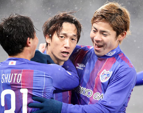 ACL東京対セレス・ネグロス　後半、先制ゴールを決めた東京DF室屋（中央）はイレブンに祝福される（撮影・浅見桂子）