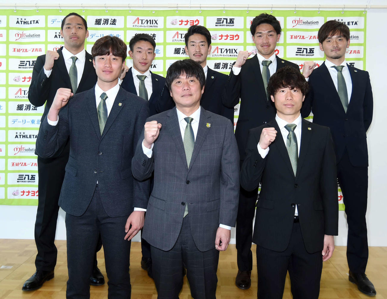 J3八戸新加入選手発表会見。前列左からGKゴ・ドンミン、中口監督、MF安藤。後列左からDF伊勢、MF丸岡、MF村瀬、FW黒石、MF国領