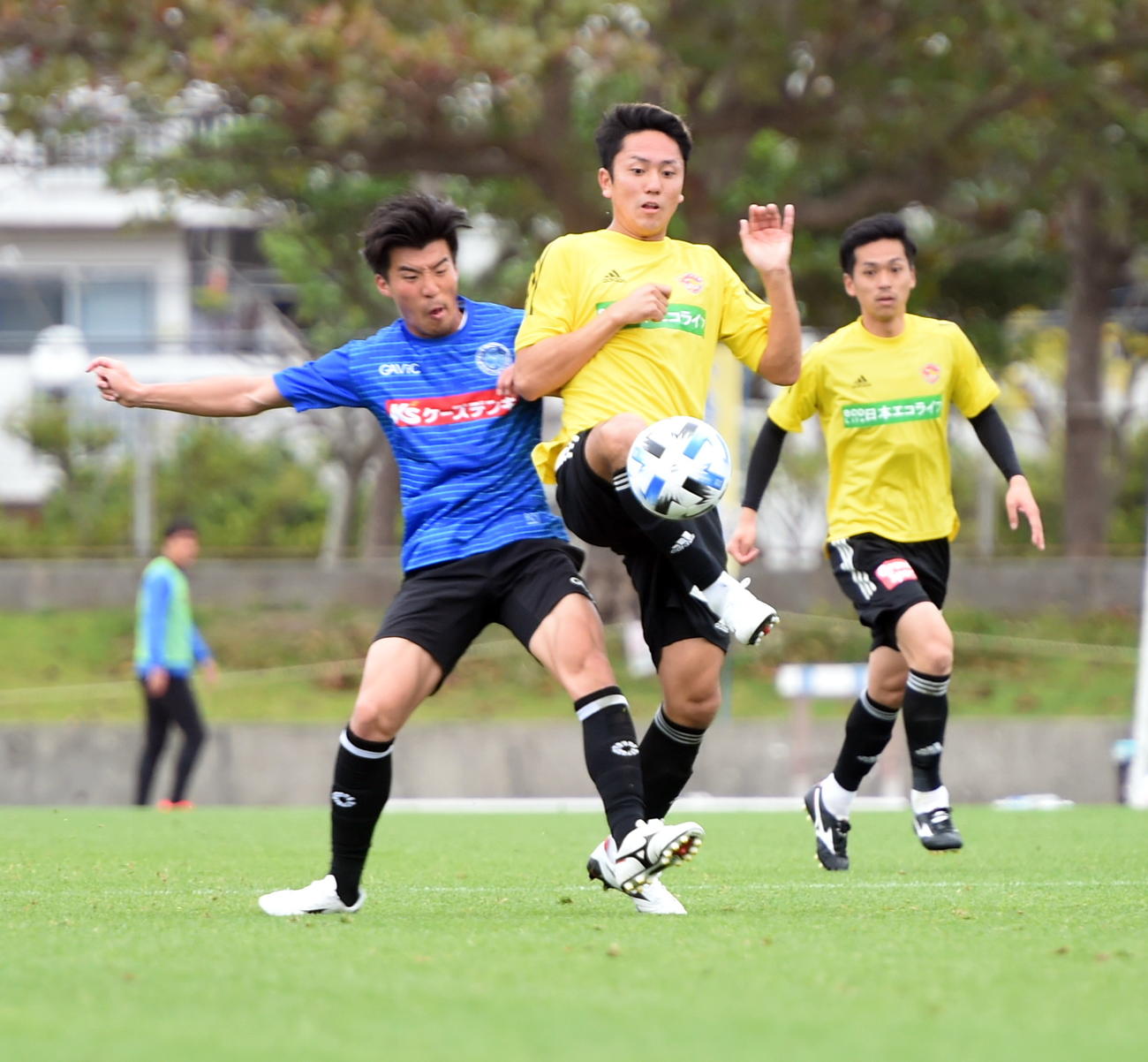 中盤で激しく競り合う仙台MF吉野（中央）、右はMF松下