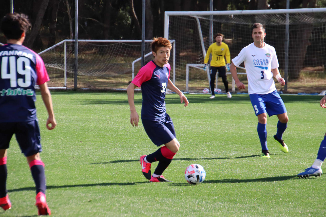 練習試合で得点狙う豊川（撮影・南谷竜則）