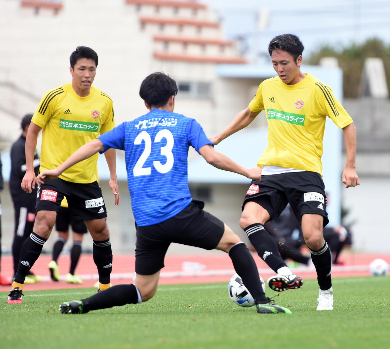 仙台対水戸　球際で競り合う仙台MF吉野（右）、左はDF蜂須賀（撮影・山田愛斗）