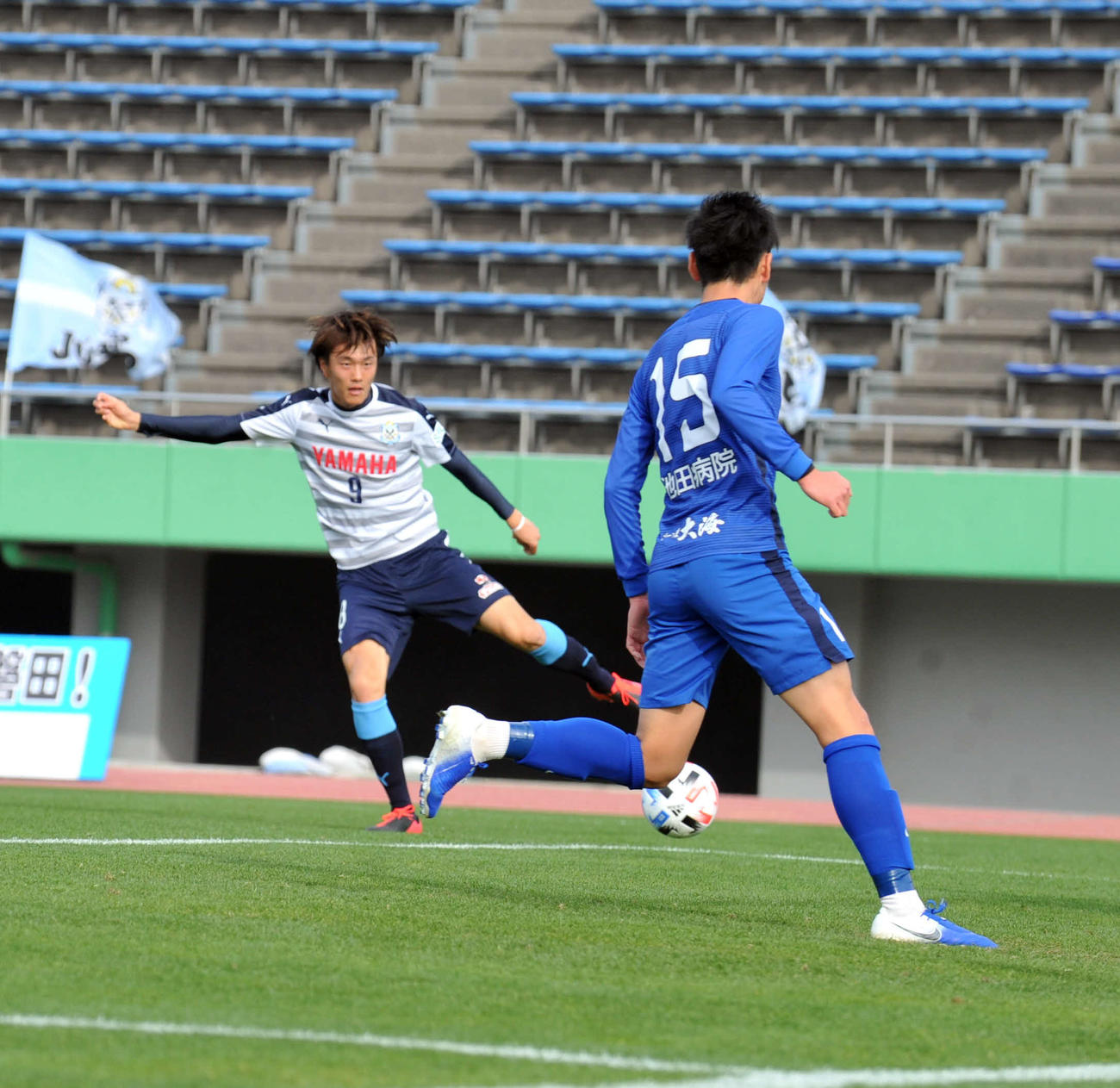 シュートを放つ磐田FW小川航（左）