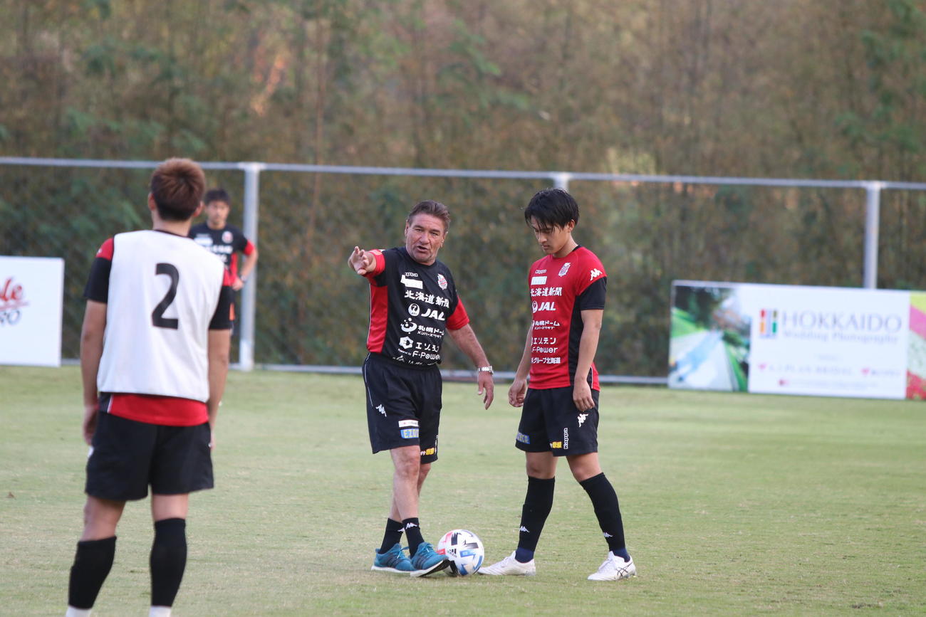 キャンプで指導するペトロビッチ監督（中）（写真は27日の練習から）（撮影・西塚祐司）