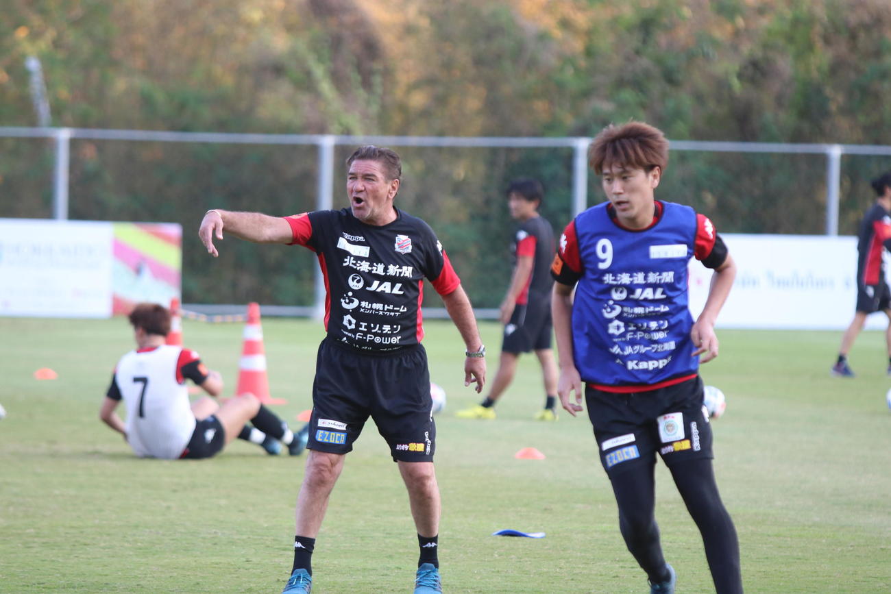 キャンプで指導するペトロビッチ監督（左）（写真は27日の練習から）（撮影・西塚祐司）
