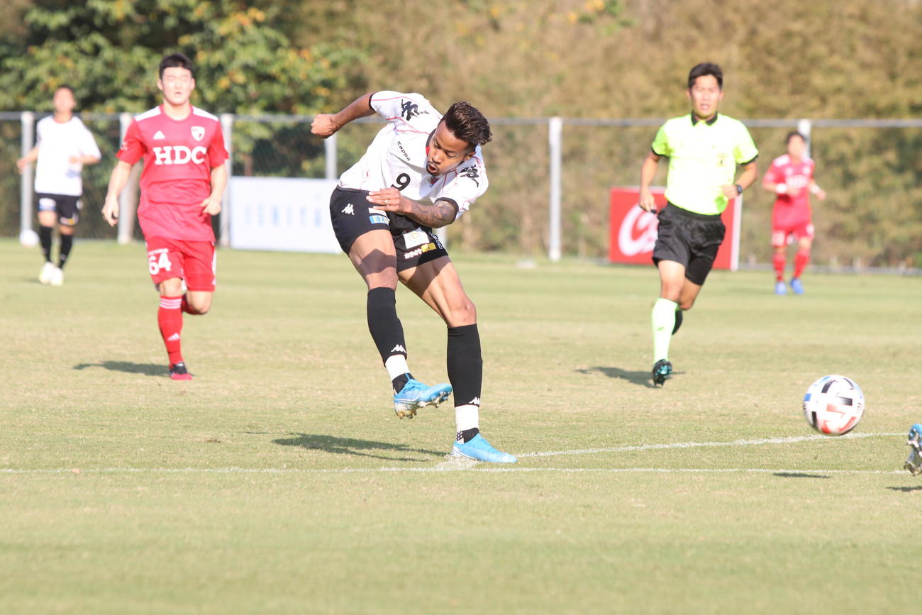 キャンプ中の練習試合で4戦3ゴールを決めた札幌FW鈴木（29日釜山戦）（撮影・西塚祐司）