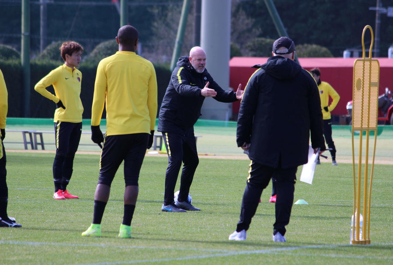 ビルドアップの練習中、身ぶり手ぶりで説明をするザーゴ監督（中央）