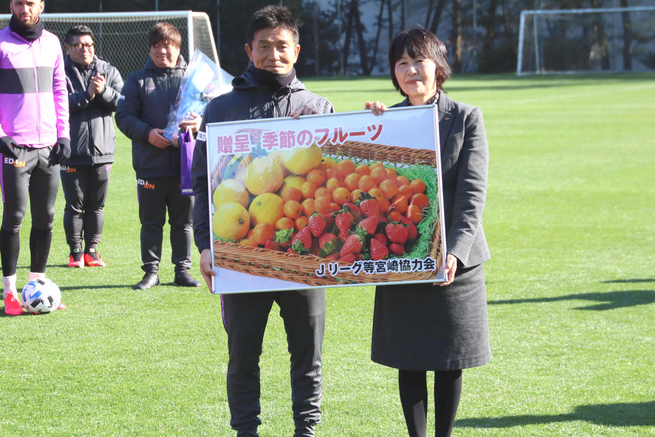 宮崎キャンプで宮崎市から特産品を贈呈される城福監督（左）（撮影・南谷竜則）
