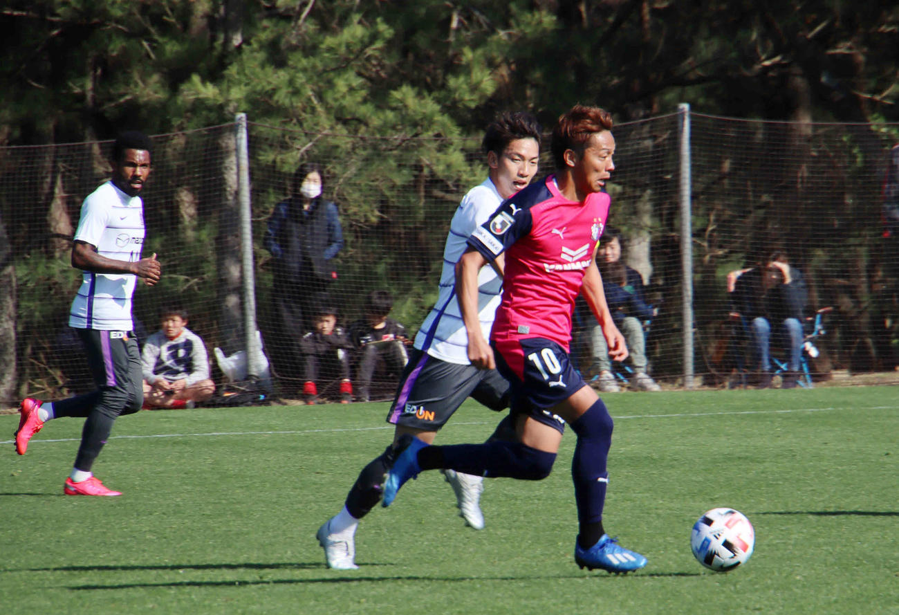 練習試合でFWに入ったC大阪清武（右）（撮影・南谷竜則）