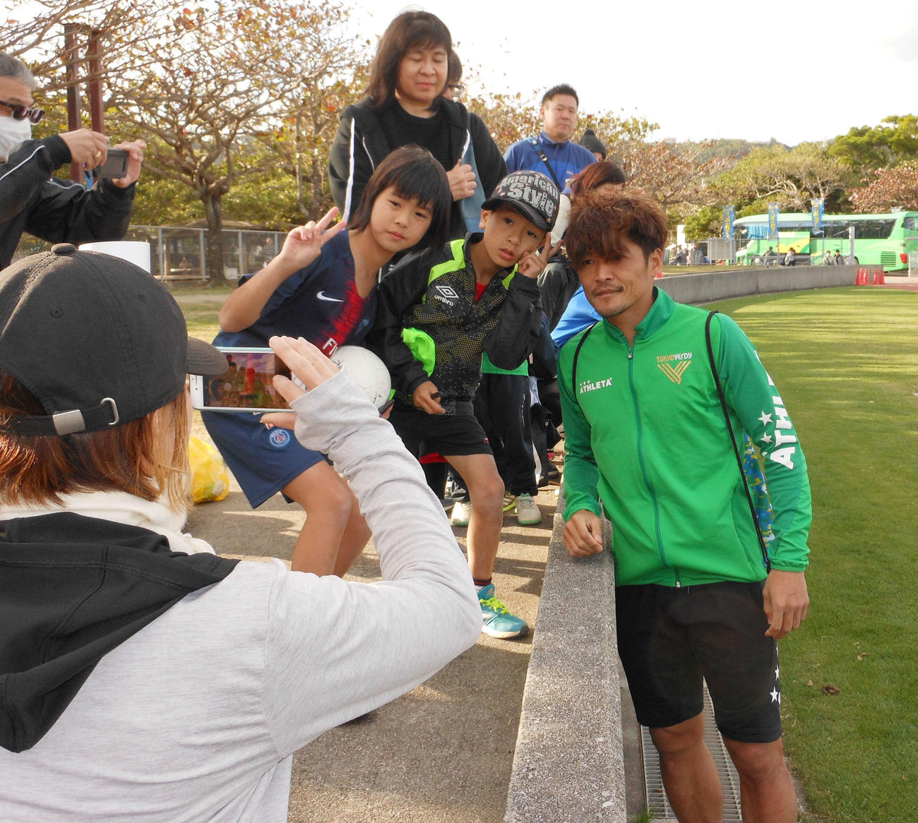 G大阪との練習試合に出場した東京V・FW大久保はファンと記念写真に納まる（撮影・横田和幸）