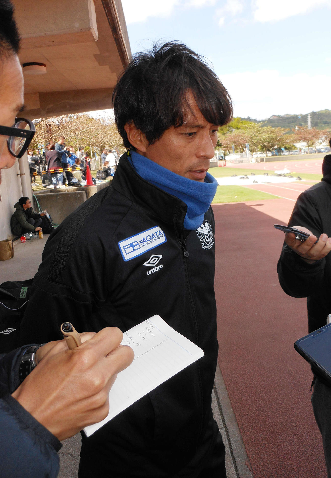 キャンプを打ち上げて取材に応じるG大阪宮本監督