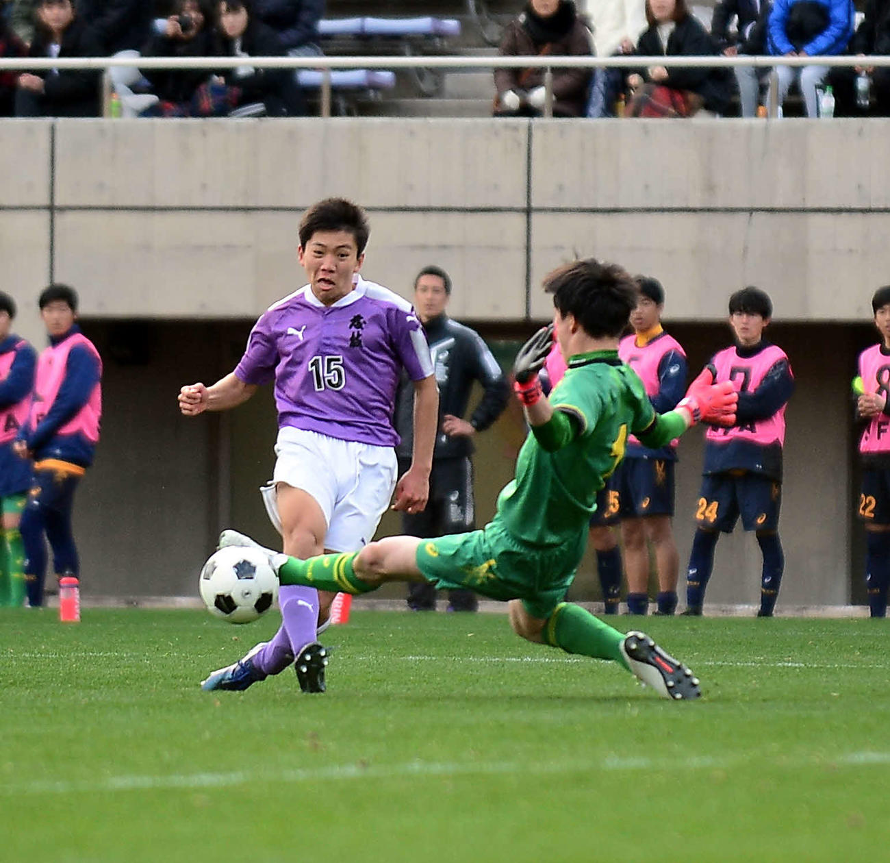 延長前半7分、右足でゴールを決める藤枝東FW各務（左）