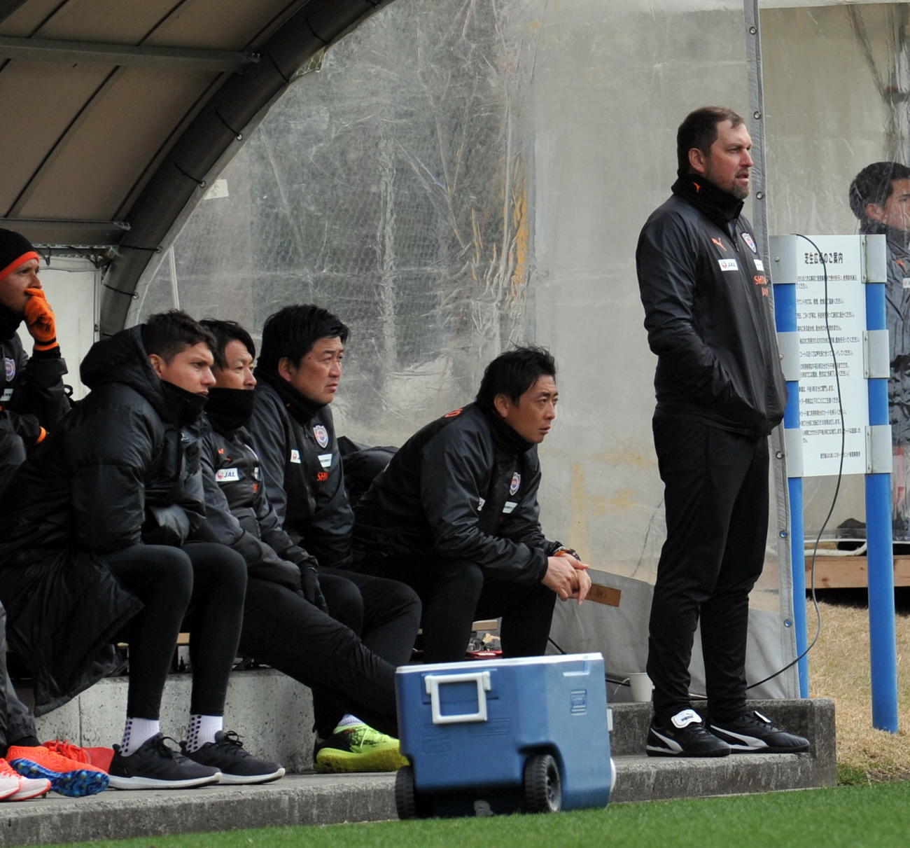 厳しい表情で試合を見つめる清水のクラモフスキー監督（右端）