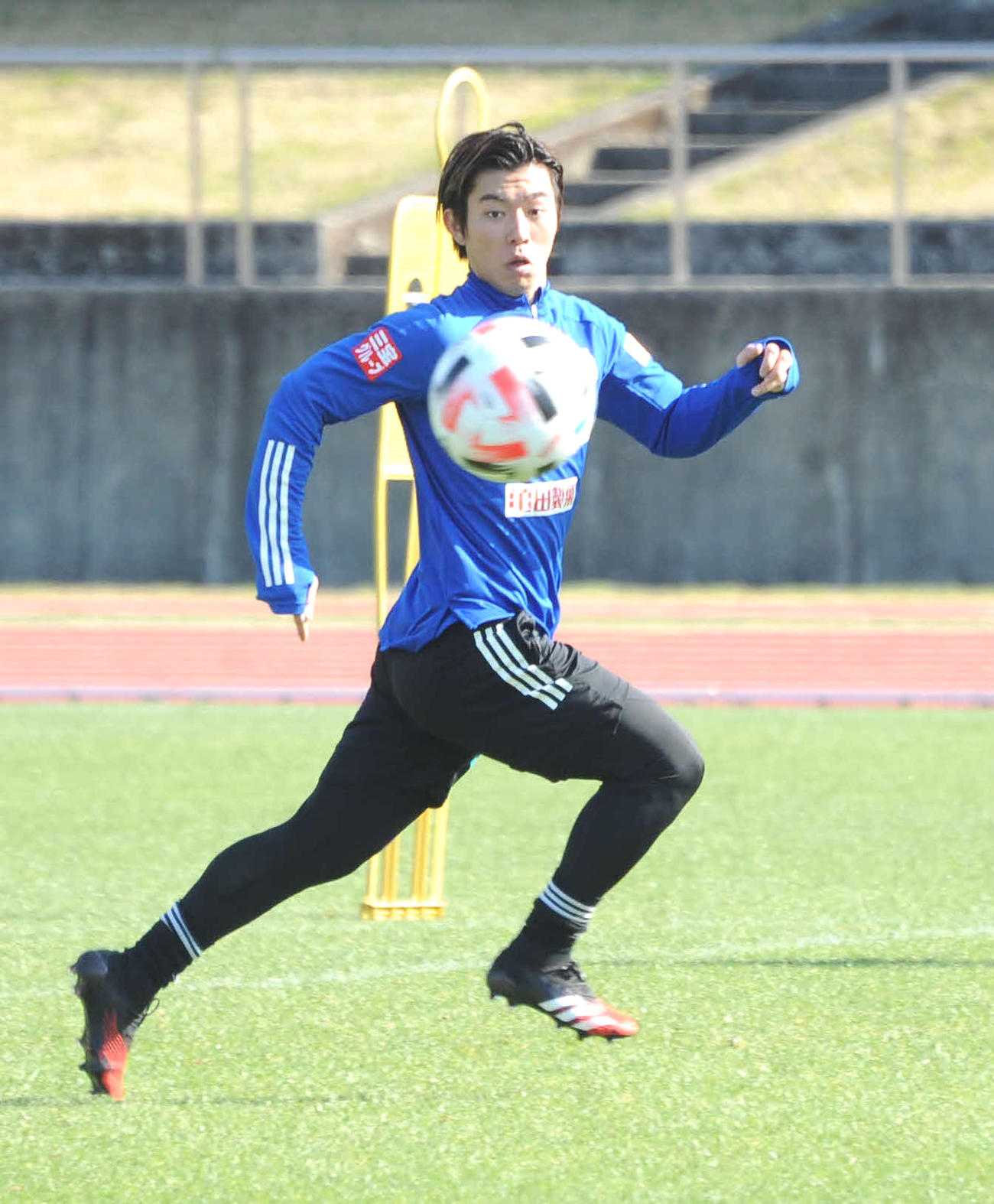 シュート練習でパスに反応する新潟FW渡辺新