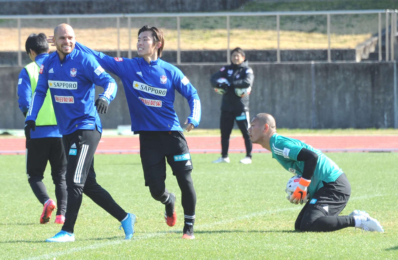 シュートをセーブされたシルビーニョ（左）をいじる渡辺新（中央）。GKは阿部