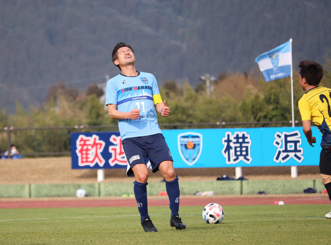 ゴール前に飛び込んだ横浜FCFWカズは味方のラストパスが相手DFにカットされ悔しがる