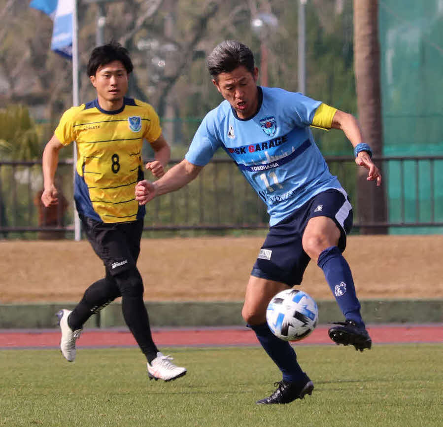 J2栃木との練習試合でボールをコントロールする横浜FCのFWカズ（右）（撮影・岩田千代巳）