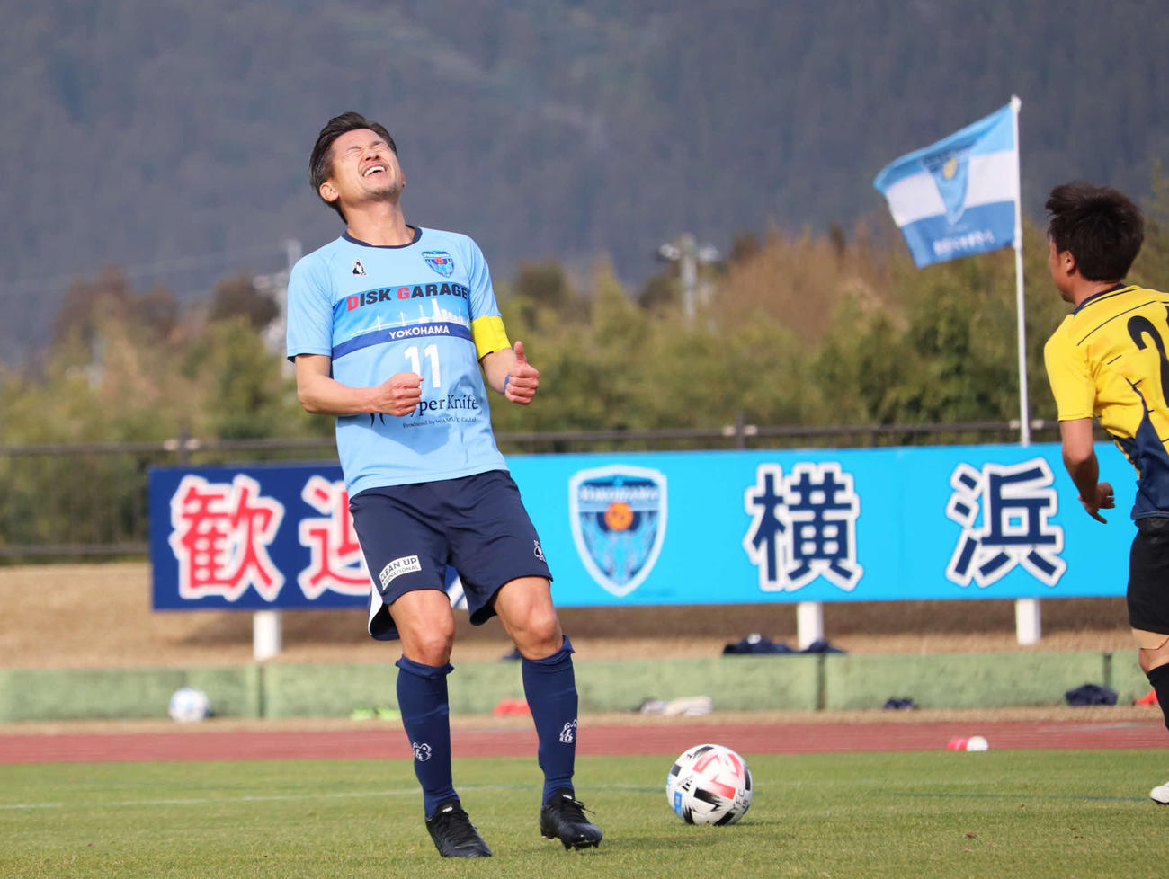 ゴール前に飛び込んだ横浜FCのFWカズは味方のラストパスが相手DFにカットされ悔しがる