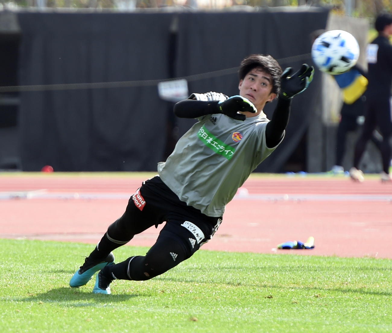 シュートストップする仙台GK小畑
