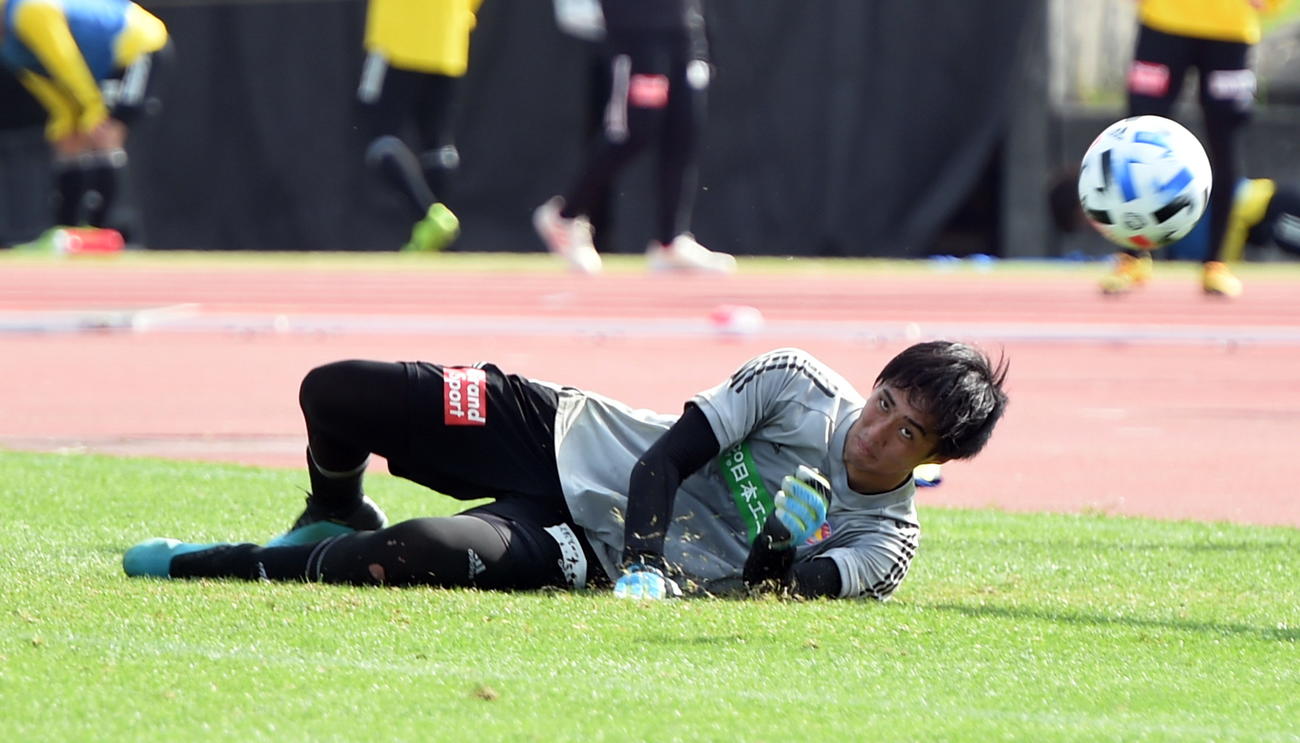 シュートストップする仙台GK小畑