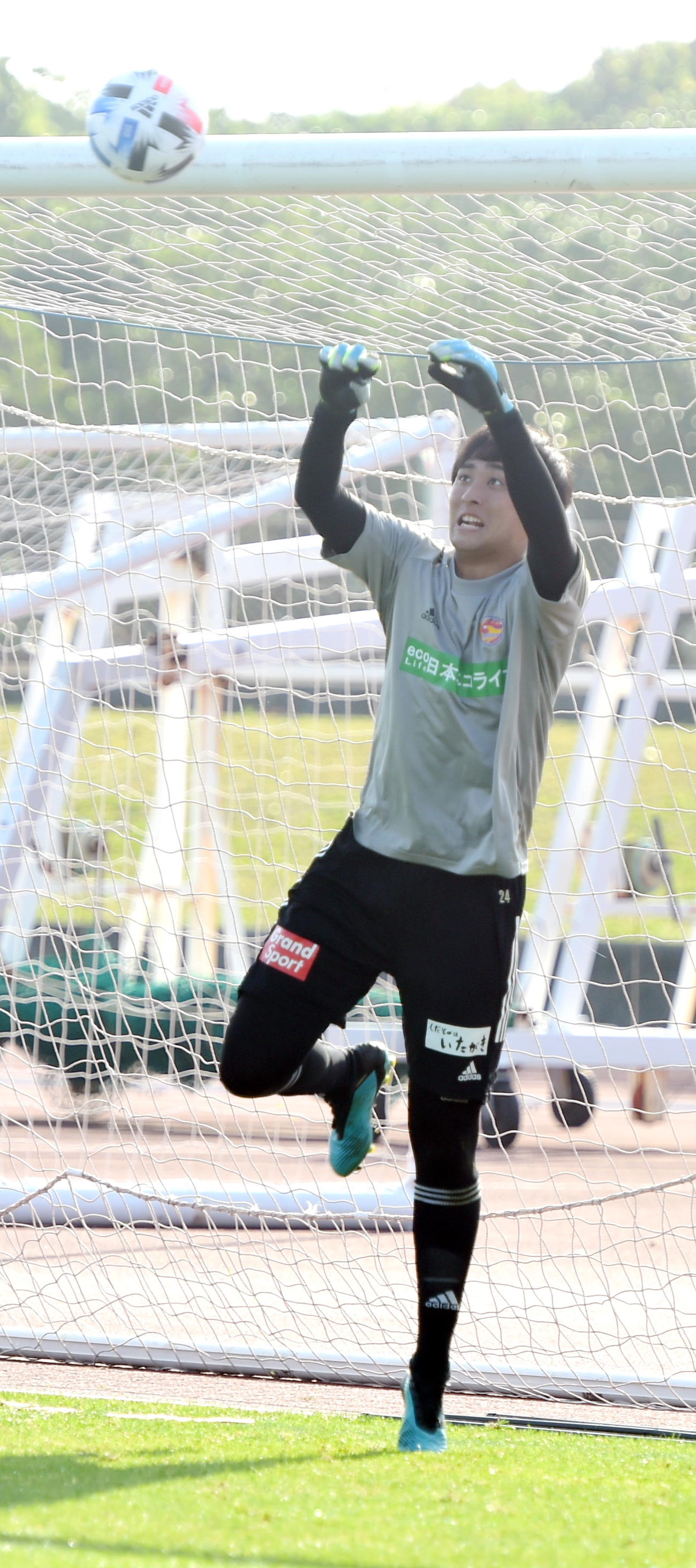 ハイボールをキャッチする仙台GK小畑