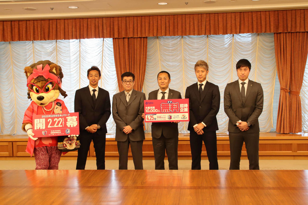 大阪市役所を表敬訪問した（左から）清武、松井市長、森島社長、柿谷、藤本アンバサダー（撮影・南谷竜則）