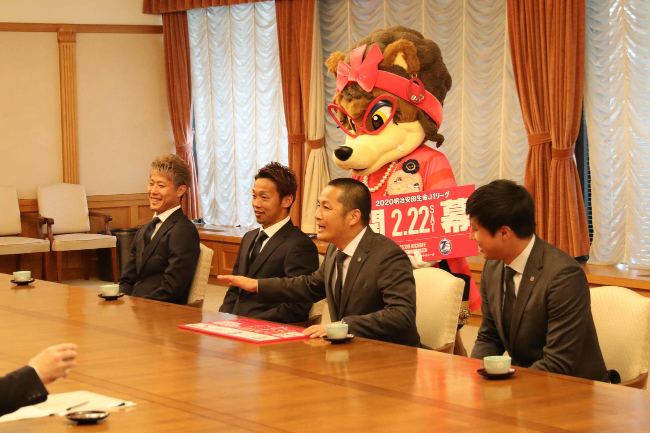 大阪市役所を表敬訪問した（左から）柿谷、清武、森島社長、藤本アンバサダー（撮影・南谷竜則）