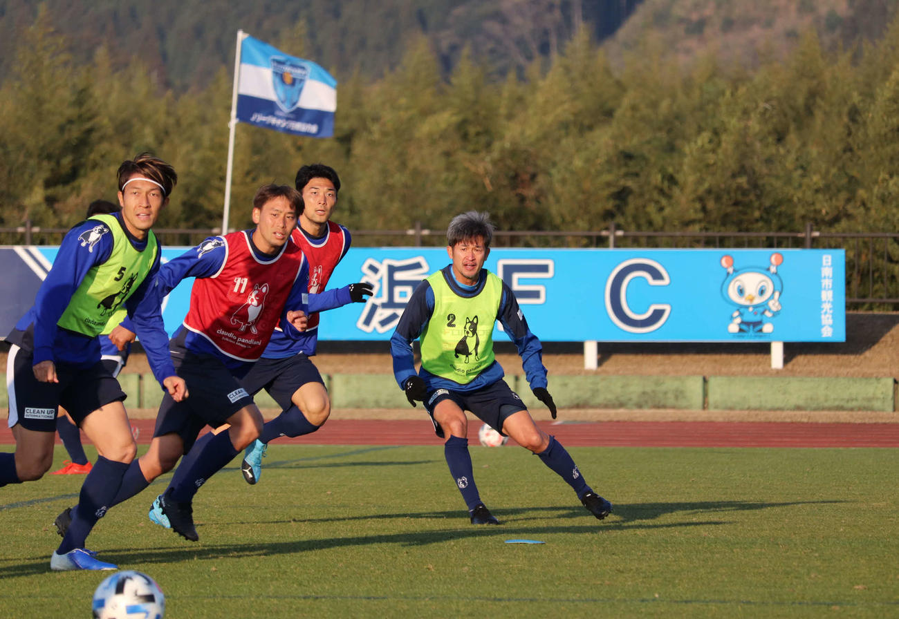 戦術練習で軽快な動きを見せた横浜FCのFWカズ（右）